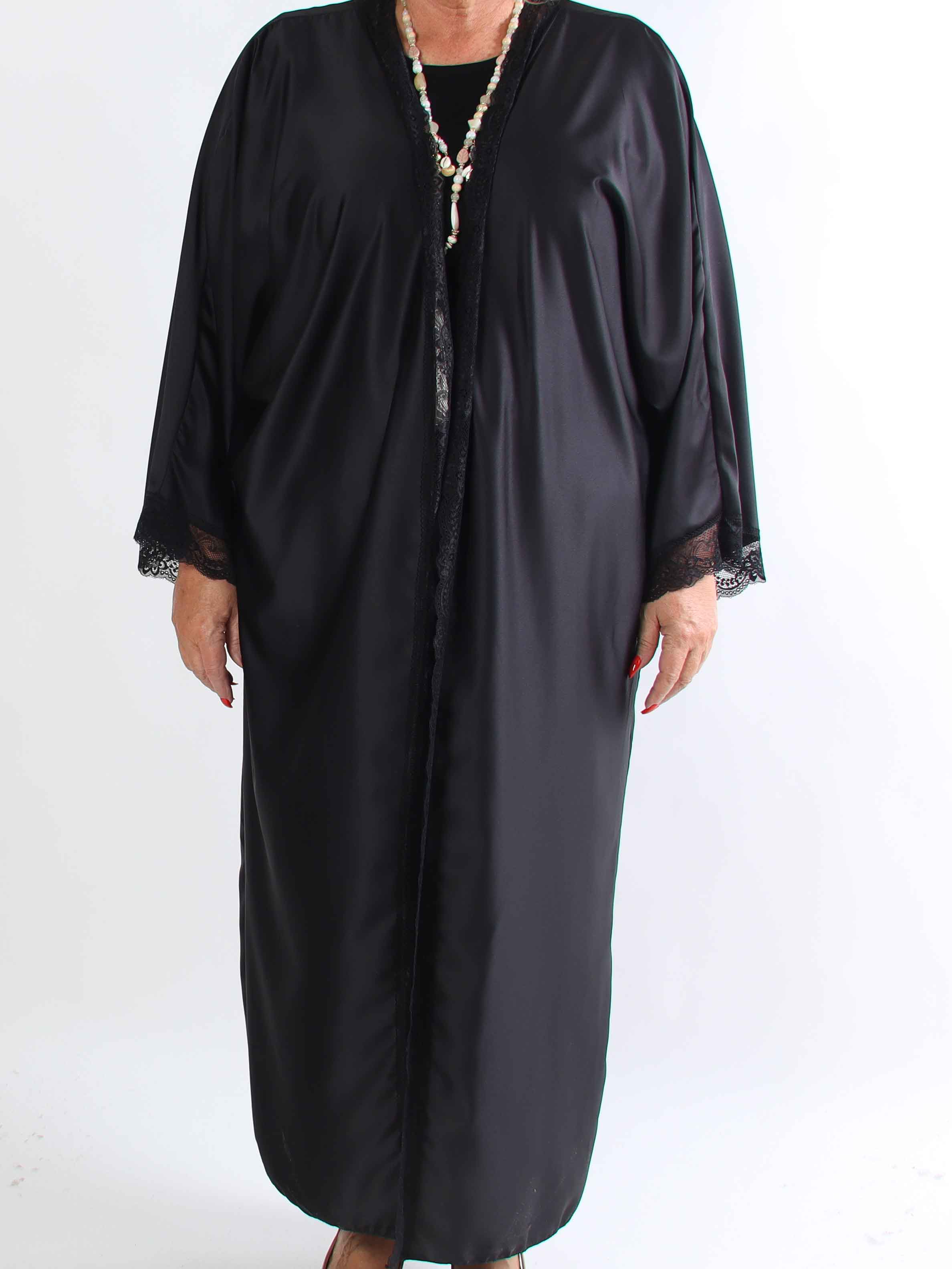 Deiene - Plus size kimono i silkelook med elegant blondekant for et sofistikeret udtryk